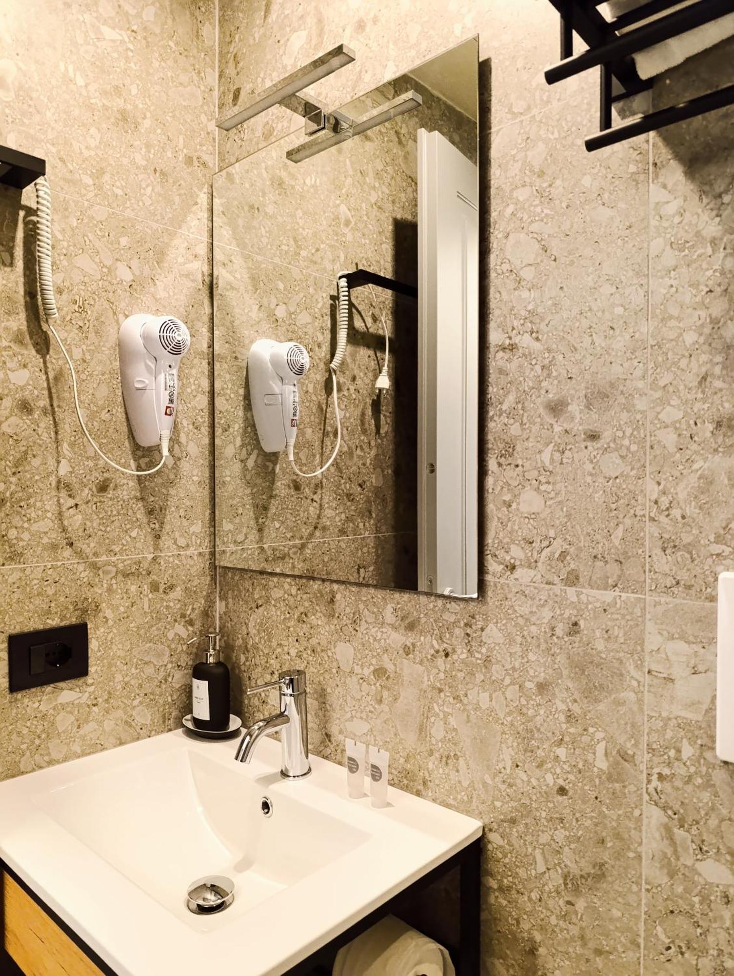 Honeycomb Guesthouse Рим Екстериор снимка